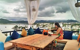 Hotel Udai Niwas By The Lake