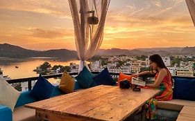 Hotel Udai Niwas By The Lake